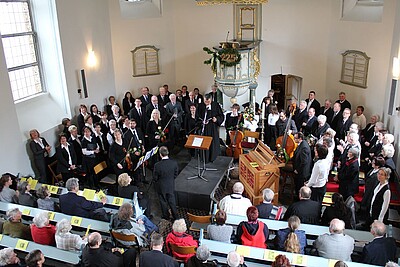 Der Projektchor beim Festgottesdienst zum 225-jährigen Bestehen der Ev. Kirche Schleiden (Quelle: Trinitatisgemeinde)