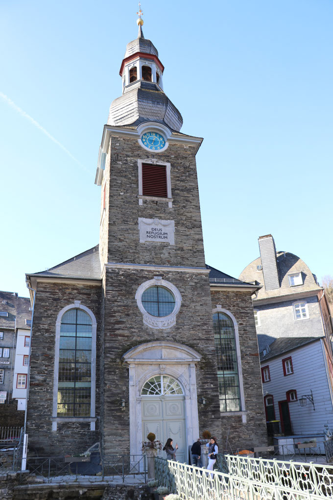 Eine der ältesten und bekanntesten evangelischen Kirchen im Kirchenkreis Aachen: Die Evangelische Stadtkirche Monschau im Zentrum des idyllischen Eifelortes.