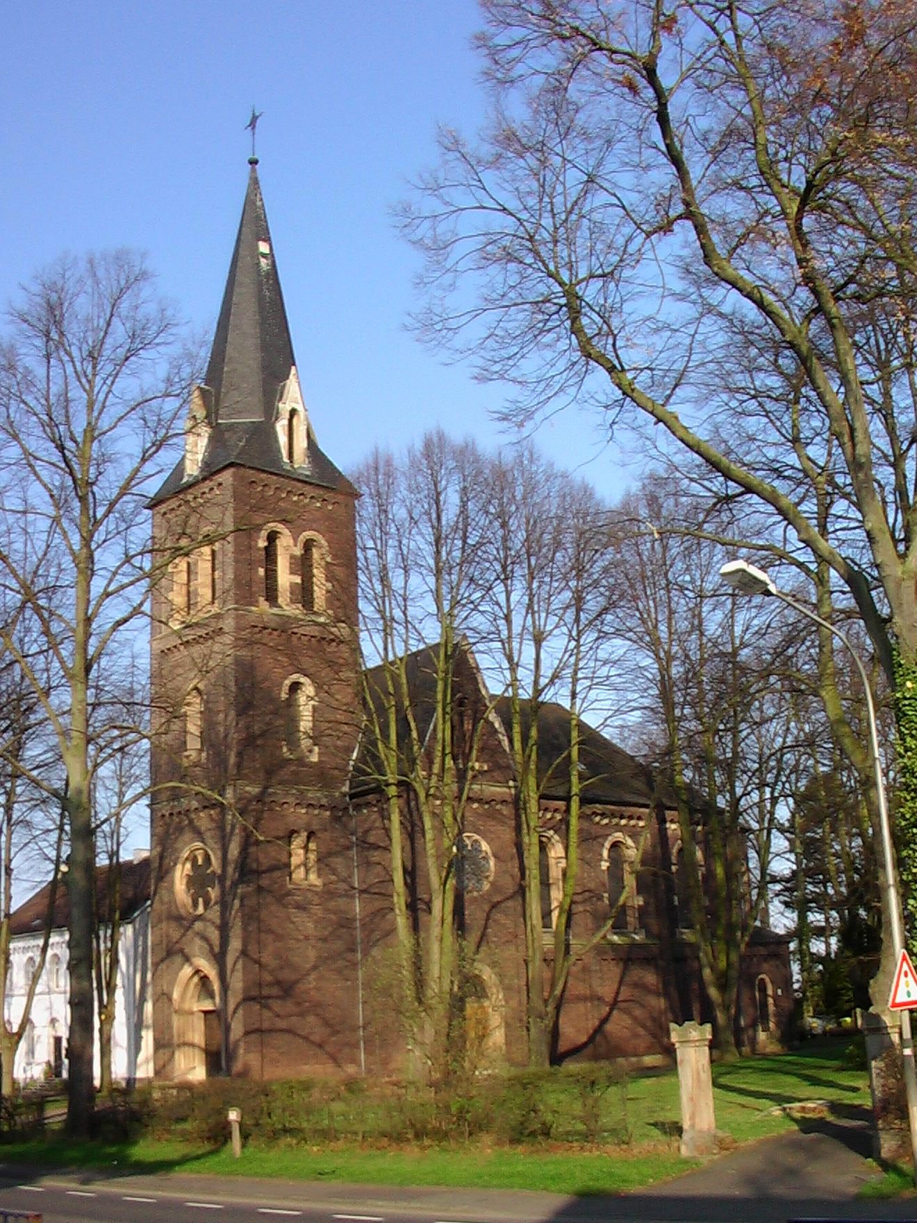 Die Kirche in Roggendorf von außen.